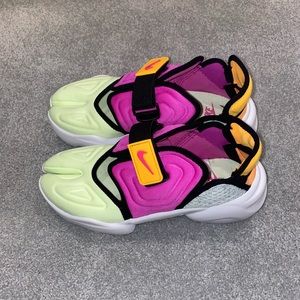 Nike Wmns Aqua Rift 'Volt Fuchsia'
Size US 8 W
